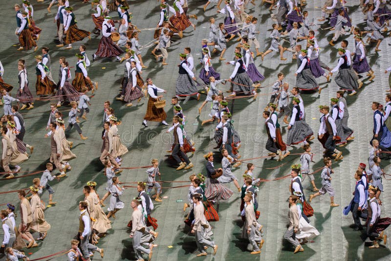 Sistemi in pieno dei ballerini di piega, durante la celebrazione di ballo e di canzone immagine stock libera da diritti Sistemi in pieno dei ballerini di piega, durante la celebrazione di ballo e di canzone immagine stock libera da diritti