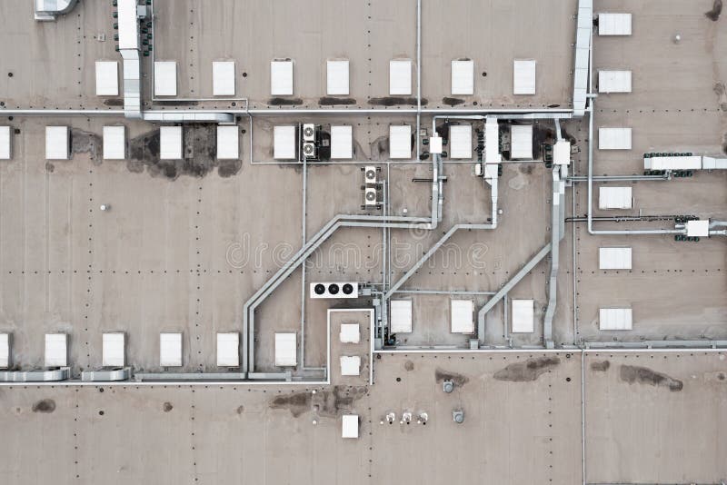 Sistemul de climatizare de pe acoperișul clădirii, aerul condiționat avansat și sistemul de ventilație, vedere aeriană de pe acope. Sistemul de aer condiționat de pe acoperișul clădirii, aerul condiționat avansat și sistemul de ventilație, vedere aeriană de pe acoperișul casei, multe conducte diferite de ventilație