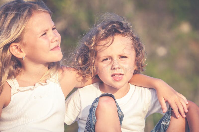 Sister and brother playing. Сестры вместе. Сестрички вместе навсегда. Фото брат и сестра пляж.