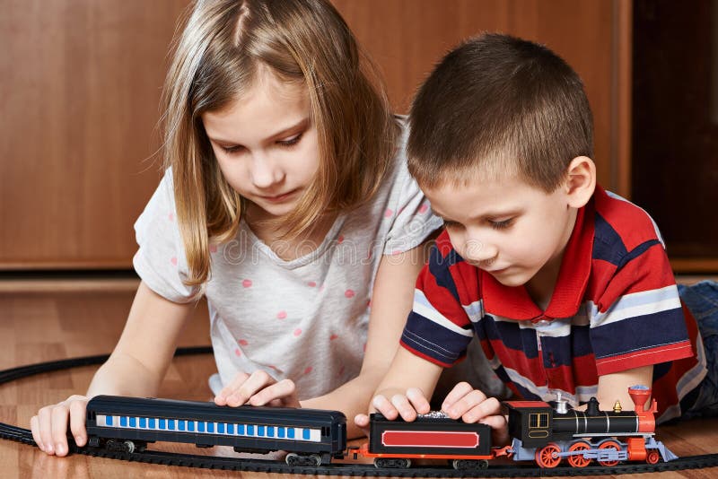 Sister and brother playing. Братья играют. Девочки с братом играют дома. Фото игра с братом для презентации. Братья и сëстры играют фото.