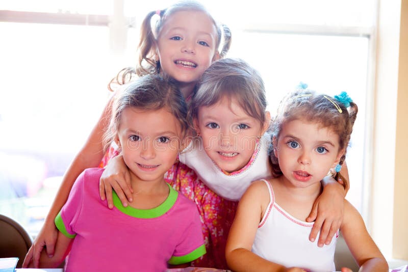 Sestra a priateľov dieťa dievčatá v objať šťastní, vystupujú pri pohľade kamery.