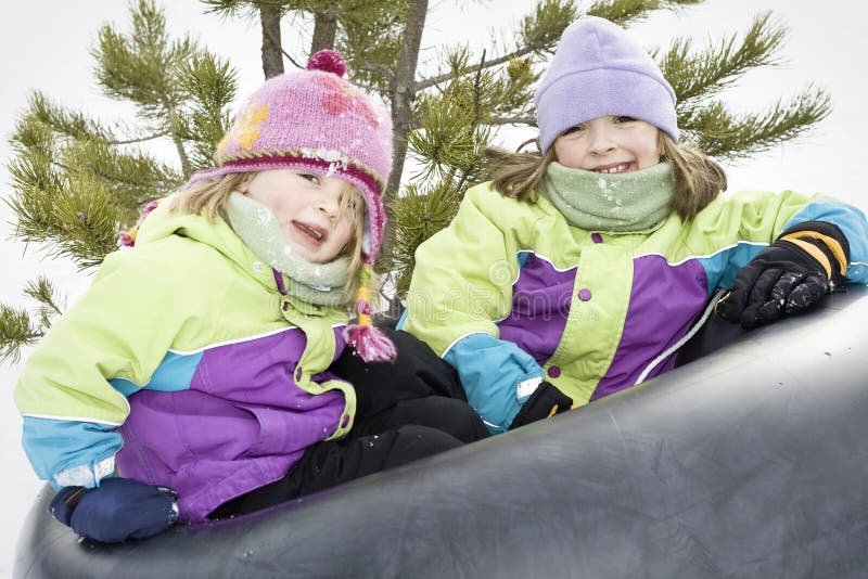 Dos lindo las chicas sobre el en la nieve.