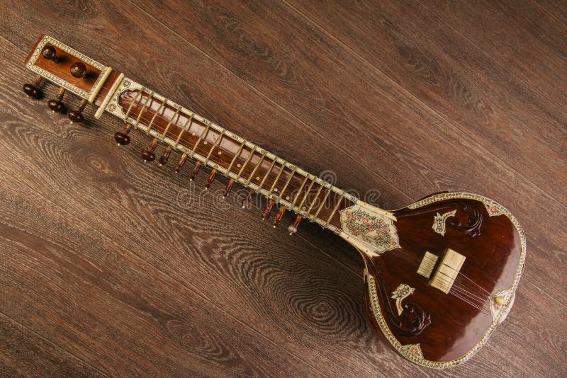 Sitar indien d'instrument de musique se trouvant sur le plancher en bois image libre de droits Sitar indien d'instrument de musique se trouvant sur le plancher en bois image libre de droits
