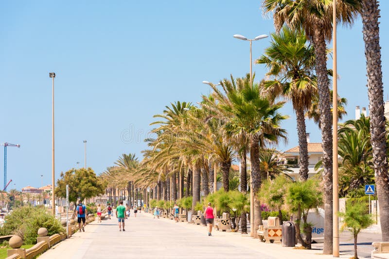 SITGES, CATALUNYA HISZPANIA, CZERWIEC, - 20, 2017: Widok bulwar Odbitkowa przestrzeń dla teksta obrazy stock SITGES, CATALUNYA HISZPANIA, CZERWIEC, - 20, 2017: Widok bulwar Odbitkowa przestrzeń dla teksta obrazy stock