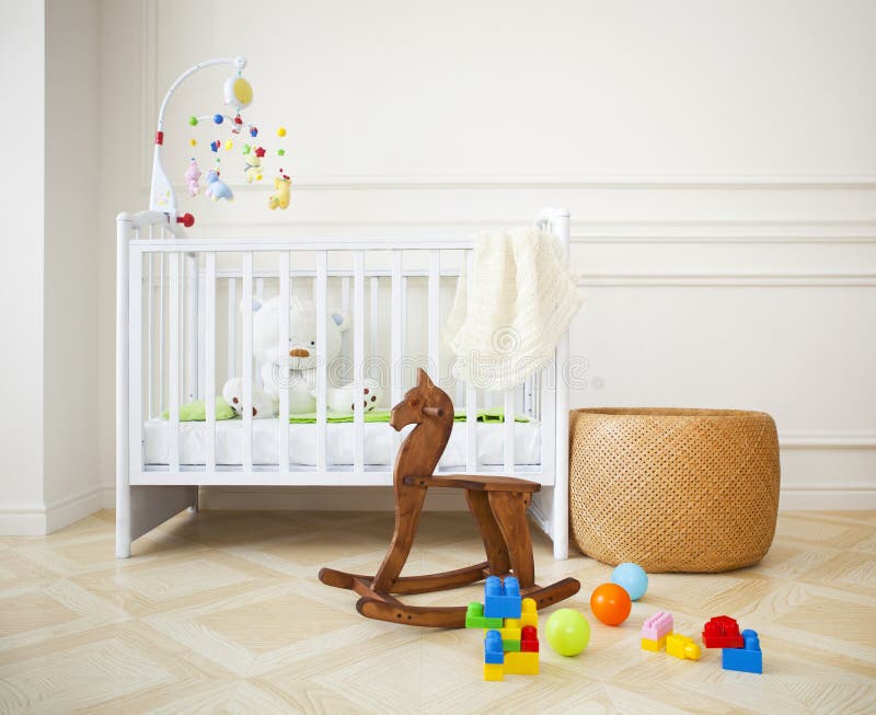 Sitio acogedor vacío del cuarto de niños en tonos ligeros imagenes de archivo