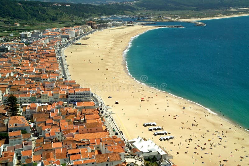 Взгляд от Sitio, centro пляжа Nazare - Португалия стоковая фотография rf Взгляд от Sitio, centro пляжа Nazare - Португалия стоковая фотография rf