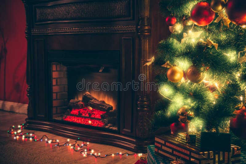 árbol De Navidad Y Chimenea En La Sala De Estar Fotos De Stock - Descarga 2,151 Fotos Libres de