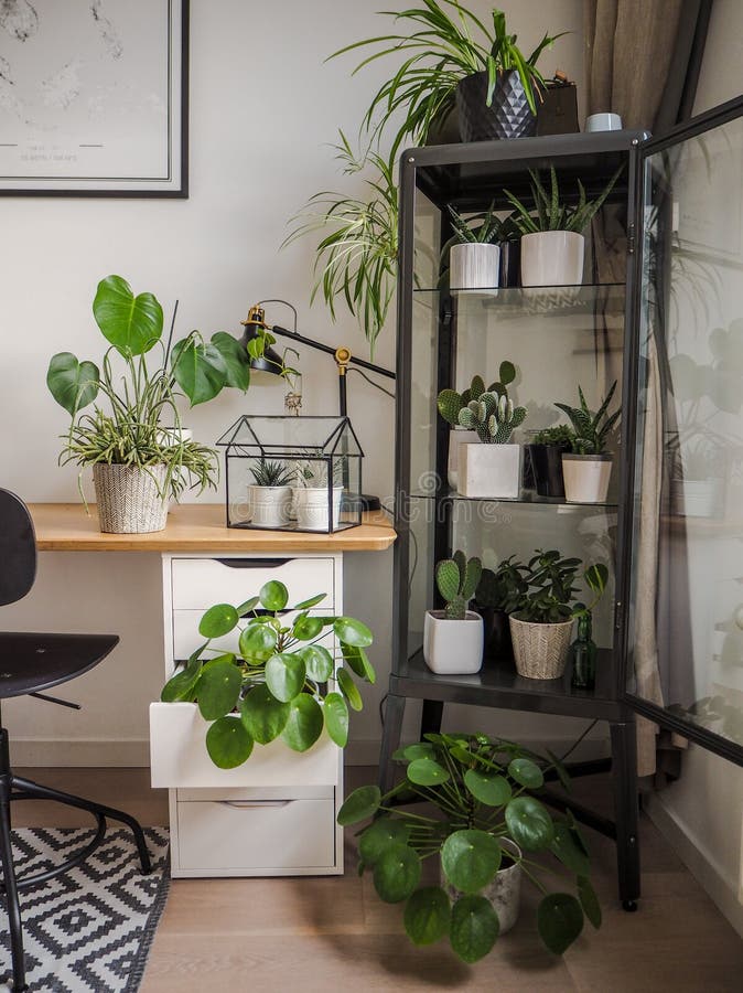 Mesa De Centro Negra Industrial Con La Superficie De Mármol Y Una Silla