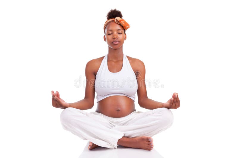 Sitio embarazada en la posición de loto - MED de la mujer negra de los jóvenes de la yoga imagenes de archivo