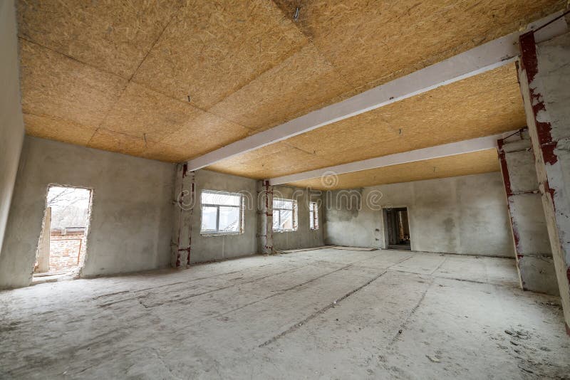 Sitio grande inacabado del desván del apartamento o de la casa bajo reconstrucción Techo de la madera contrachapada, paredes enye fotos de archivo libres de regalías Sitio grande inacabado del desván del apartamento o de la casa bajo reconstrucción Techo de la madera contrachapada, paredes enye fotos de archivo libres de regalías