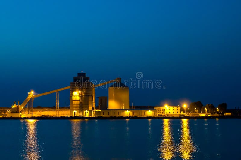 Sitio industrial con la reflexión foto de archivo libre de regalías Sitio industrial con la reflexión foto de archivo libre de regalías