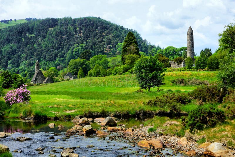 Sitio monástico de Glendalough con la torre y la iglesia redondas antiguas, parque nacional de Wicklow, Irlanda foto de archivo Sitio monástico de Glendalough con la torre y la iglesia redondas antiguas, parque nacional de Wicklow, Irlanda foto de archivo
