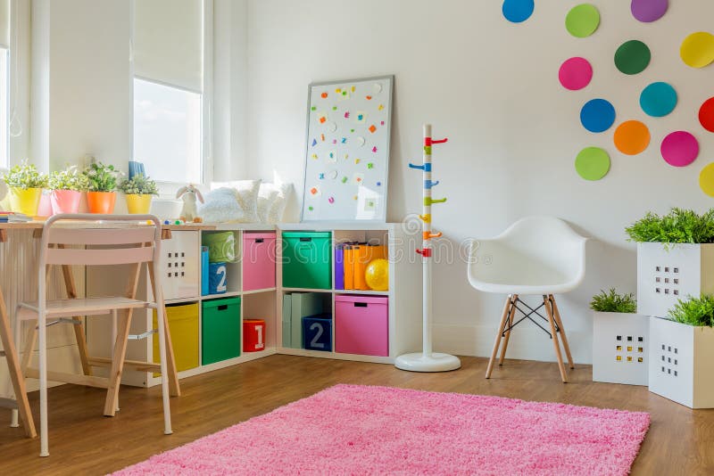 El Bonito Interior De La Habitación Infantil Con Accesorios Para Bebés Y  Juguetes. Foto de archivo - Imagen de verde, vivero: 175792976