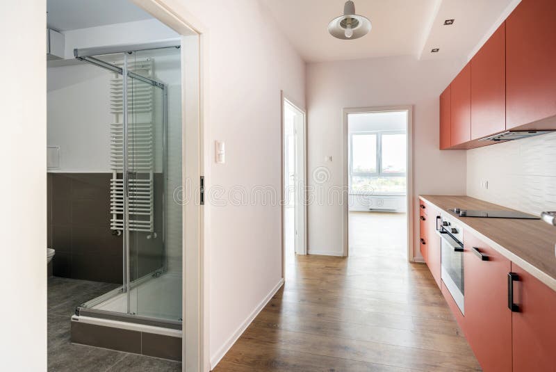 Sitio vacío con la cocina nacional y el cuarto de baño imagen de archivo Sitio vacío con la cocina nacional y el cuarto de baño imagen de archivo