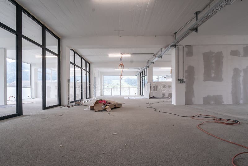 Sitio vacío interior de la luz de la oficina en una nueva renovación constructiva o bajo construcción Puertas de cristal y Window fotografía de archivo libre de regalías Sitio vacío interior de la luz de la oficina en una nueva renovación constructiva o bajo construcción Puertas de cristal y Window fotografía de archivo libre de regalías