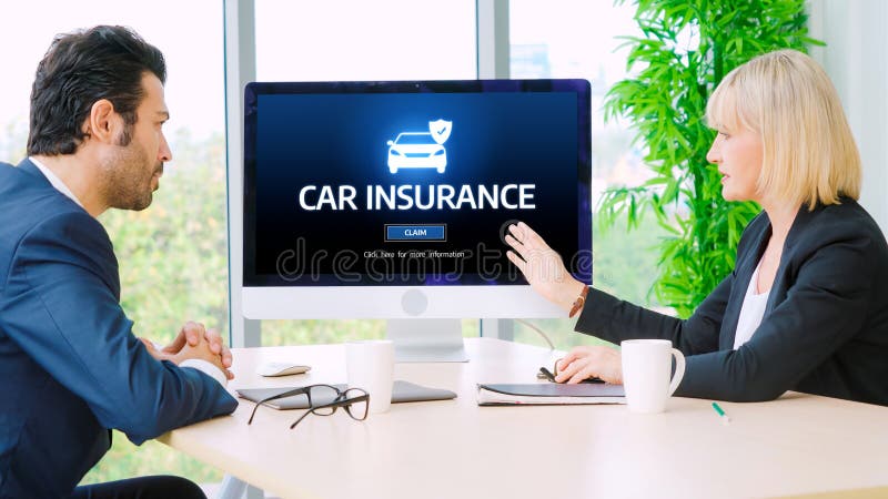 Sitio web de seguro de coche en pantalla de computadora para asegurar sin problemas foto de archivo libre de regalías
