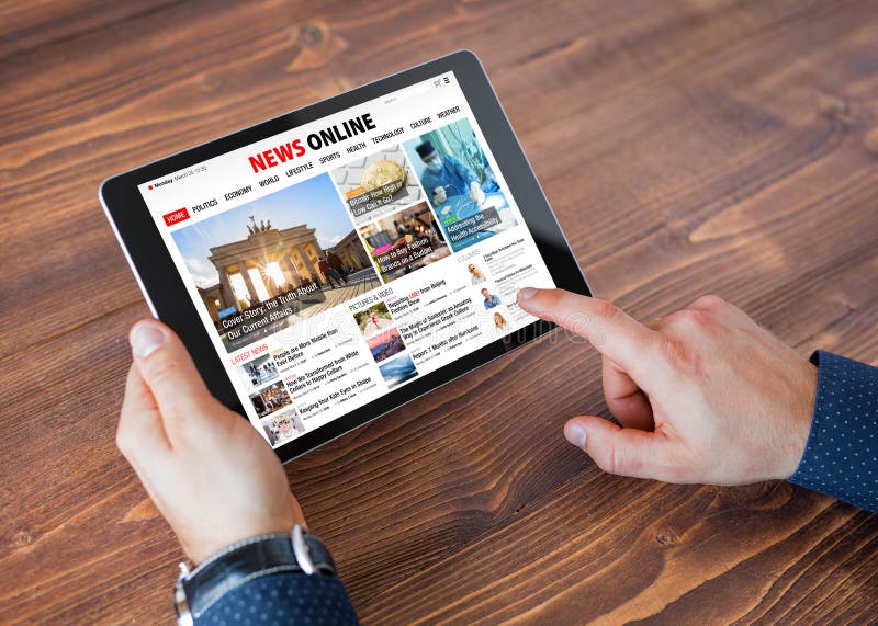 Sitio web en línea de las noticias de la muestra en la tableta foto de archivo Sitio web en línea de las noticias de la muestra en la tableta foto de archivo