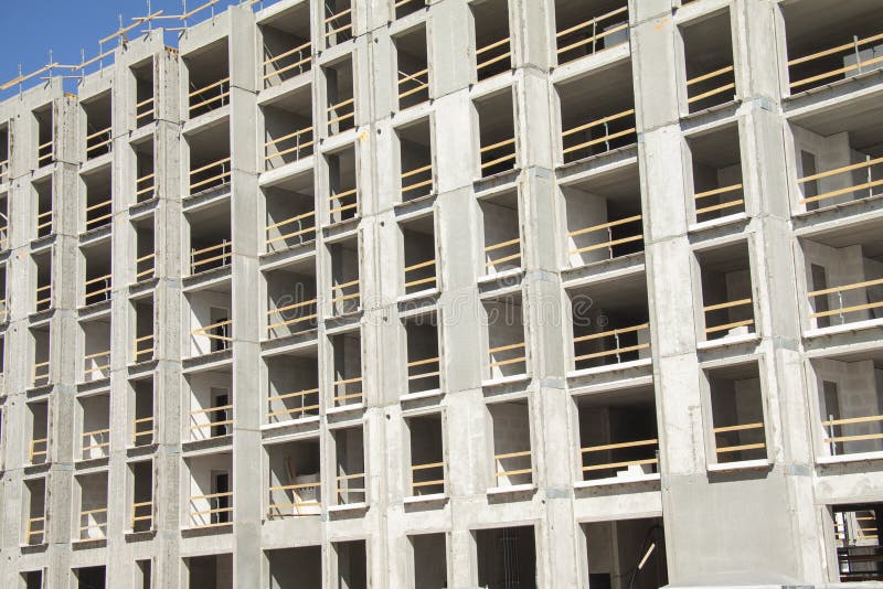 Sito dei lavori di costruzione di una costruzione multipiana che mostra le strutture dei mura di cemento nudi con gli spazi vuoti fotografie stock libere da diritti Sito dei lavori di costruzione di una costruzione multipiana che mostra le strutture dei mura di cemento nudi con gli spazi vuoti fotografie stock libere da diritti