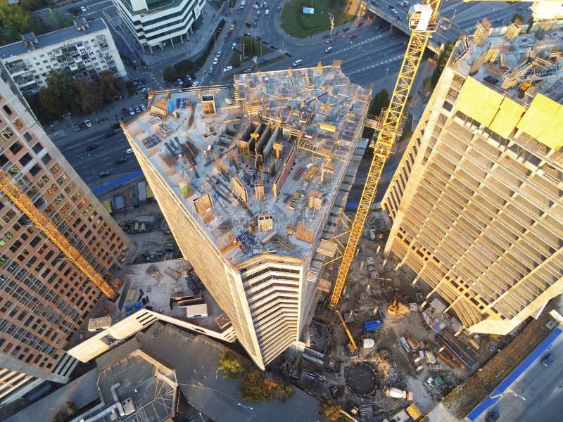 Sito della costruzione di edifici dell'alta torre Gru di industriale dell'insetto Vista aerea del fuco Sviluppo della città della immagine stock libera da diritti Sito della costruzione di edifici dell'alta torre Gru di industriale dell'insetto Vista aerea del fuco Sviluppo della città della immagine stock libera da diritti
