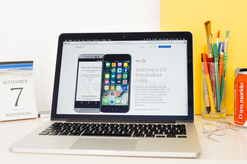 Sito Web dei calcolatori Apple che montra commutazione all'IOS da Android immagini stock libere da diritti Sito Web dei calcolatori Apple che montra commutazione all'IOS da Android immagini stock libere da diritti