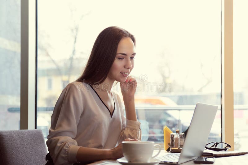 Sitt de pelo largo atractivo acertado joven de la empresaria de la mujer fotografía de archivo Sitt de pelo largo atractivo acertado joven de la empresaria de la mujer fotografía de archivo