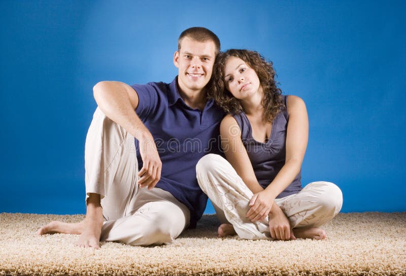 sittande barn för beige mattpar royaltyfri fotografi sittande barn för beige mattpar royaltyfri fotografi