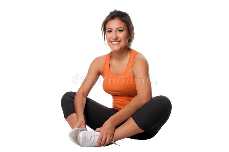 Krásné šťastné usmívající se mladá žena, která dělá fitness cvičení pro dobré zdraví dětí, izolované.