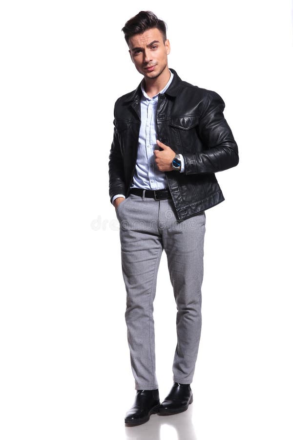 Situación De La Chaqueta De Cuero Del Hombre De Negocios Que Lleva Relajado Con La Mano En Bolsillo Imagen de archivo - Imagen de moderno, cuero: 136536199 Situación De La Chaqueta De Cuero Del Hombre De Negocios Que Lleva Relajado Con La Mano En Bolsillo Imagen de archivo - Imagen de moderno, cuero: 136536199