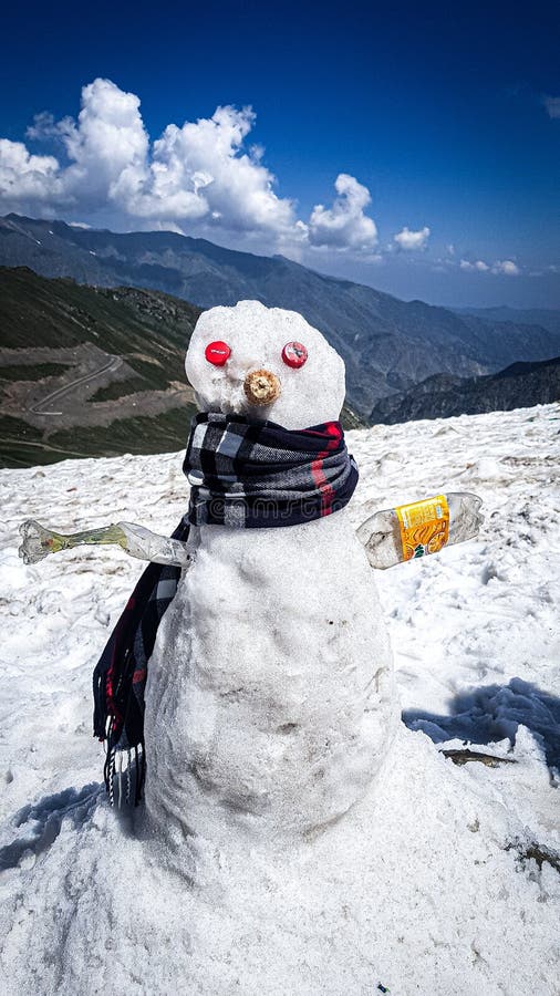 Muñeco De Nieve Que Lleva La Bufanda Verde Y Guantes Rojos Imagen de archivo - Imagen de nieve, bufanda: 32921497
