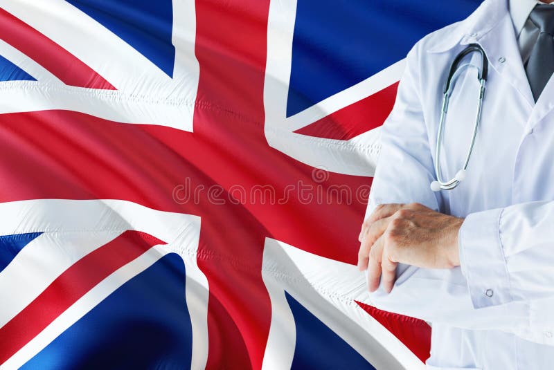 Situación británica del doctor con el estetoscopio en fondo de la bandera de Reino Unido Concepto de sistema sanitario nacional, fotos de archivo libres de regalías Situación británica del doctor con el estetoscopio en fondo de la bandera de Reino Unido Concepto de sistema sanitario nacional, fotos de archivo libres de regalías