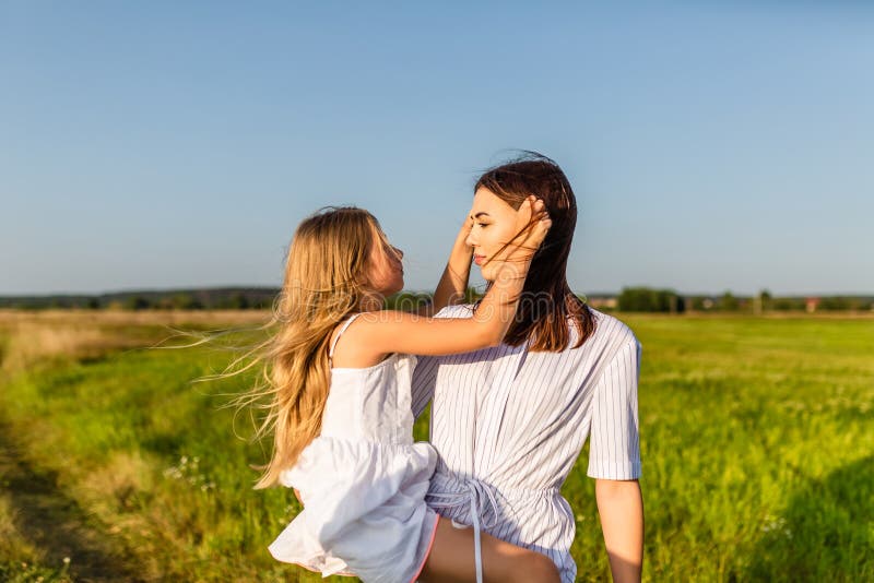 situación de amor de la madre y de la hija fotografía de archivo situación de amor de la madre y de la hija fotografía de archivo
