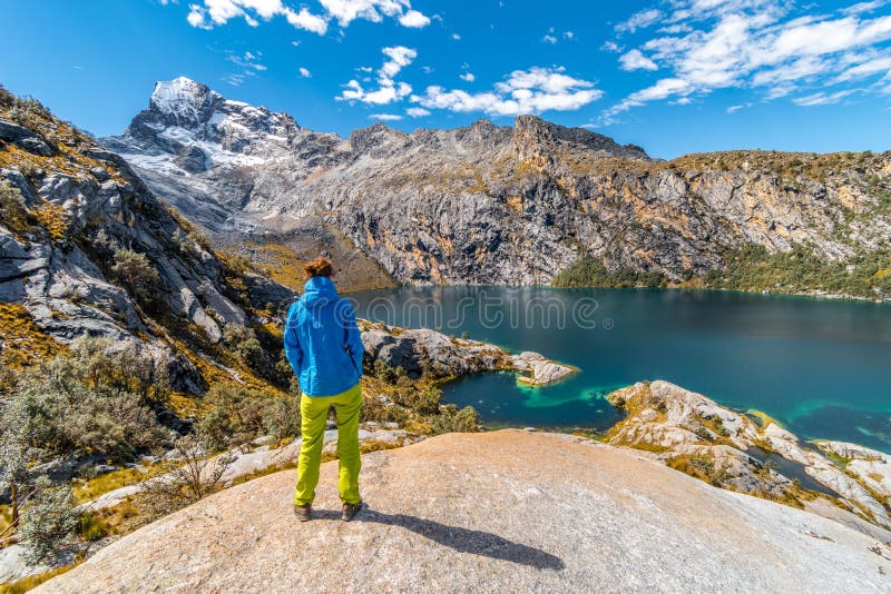 Situación de la muchacha sobre Laguna Churup, alza de la aclimatación, viaje de Huaraz, Blanca de Cordillera, Perú, Suramérica foto de archivo Situación de la muchacha sobre Laguna Churup, alza de la aclimatación, viaje de Huaraz, Blanca de Cordillera, Perú, Suramérica foto de archivo