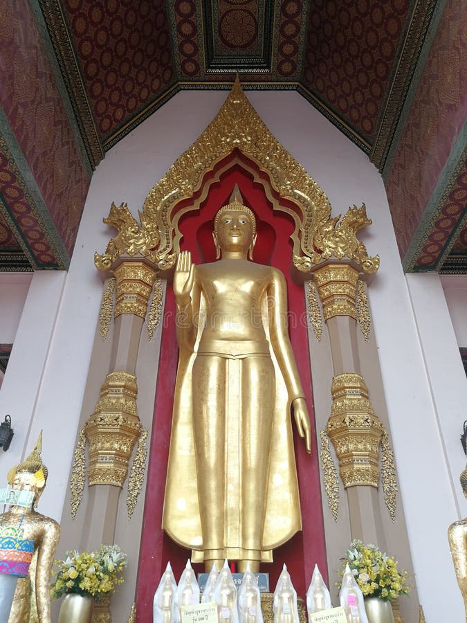 Situación de oro de la estatua de Buda grande foto de archivo libre de regalías Situación de oro de la estatua de Buda grande foto de archivo libre de regalías