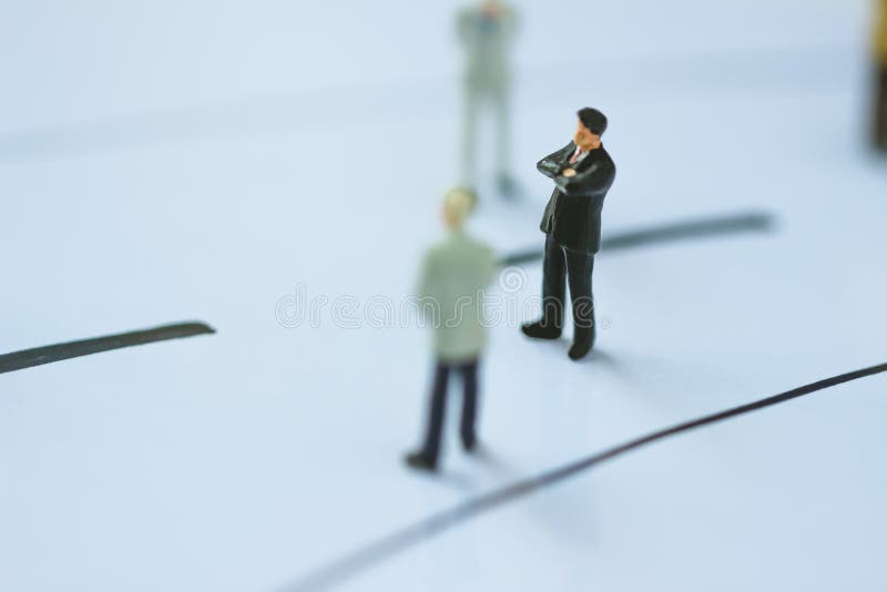 Situación del hombre de negocios en la línea de negocio imagen de archivo libre de regalías Situación del hombre de negocios en la línea de negocio imagen de archivo libre de regalías