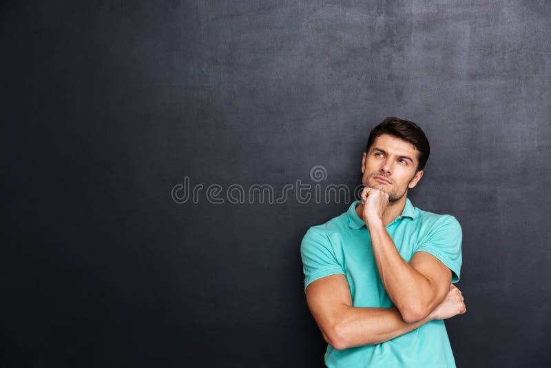 Situación hermosa pensativa y pensamiento del hombre joven fotografía de archivo libre de regalías Situación hermosa pensativa y pensamiento del hombre joven fotografía de archivo libre de regalías