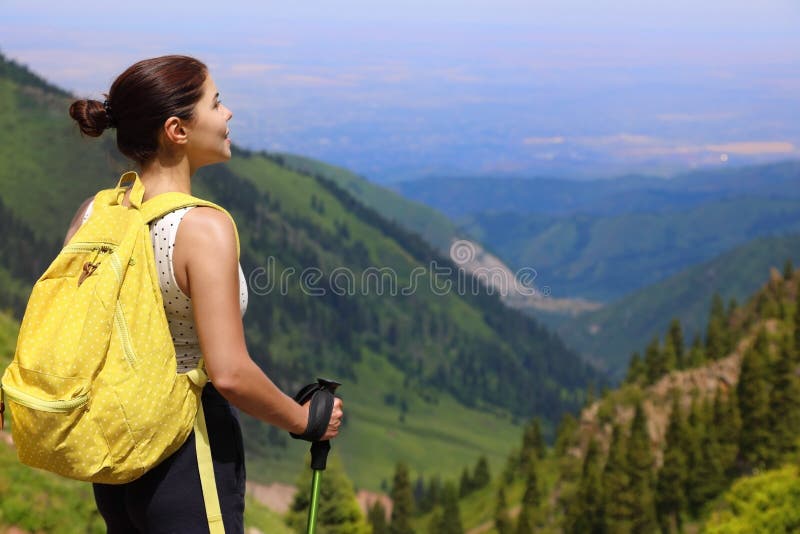 Situación turística de la muchacha en las montañas fotografía de archivo Situación turística de la muchacha en las montañas fotografía de archivo