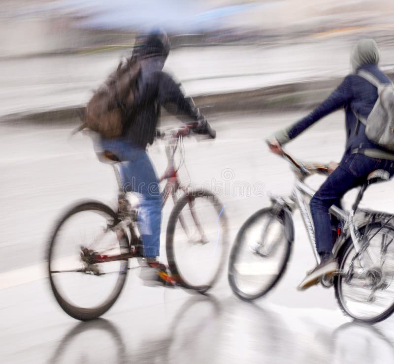 Situation dangereuse du trafic de bicyclette sur la route dans le jour pluvieux image stock Situation dangereuse du trafic de bicyclette sur la route dans le jour pluvieux image stock