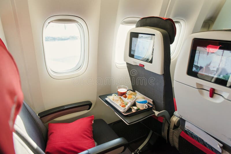 Sitze an Bord von Flugzeug Kabine der Touristenklasse mit Schirmen stockfotografie Sitze an Bord von Flugzeug Kabine der Touristenklasse mit Schirmen stockfotografie