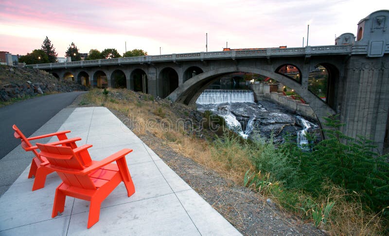 Sitzecke sitzt Flussufer-Ansicht-Bogen-Brücke Spokane Washingt vor lizenzfreie stockfotos Sitzecke sitzt Flussufer-Ansicht-Bogen-Brücke Spokane Washingt vor lizenzfreie stockfotos