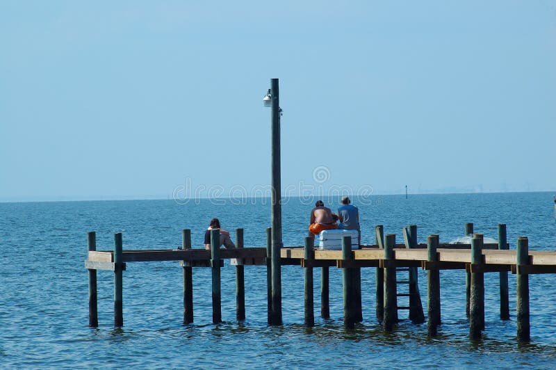Sitzen auf dem Dock des Schachtes stockfotos Sitzen auf dem Dock des Schachtes stockfotos