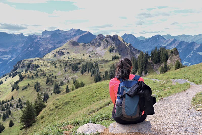 Sitzen des Wanderers (Frau 20-25) auf Felsen lizenzfreie stockbilder Sitzen des Wanderers (Frau 20-25) auf Felsen lizenzfreie stockbilder