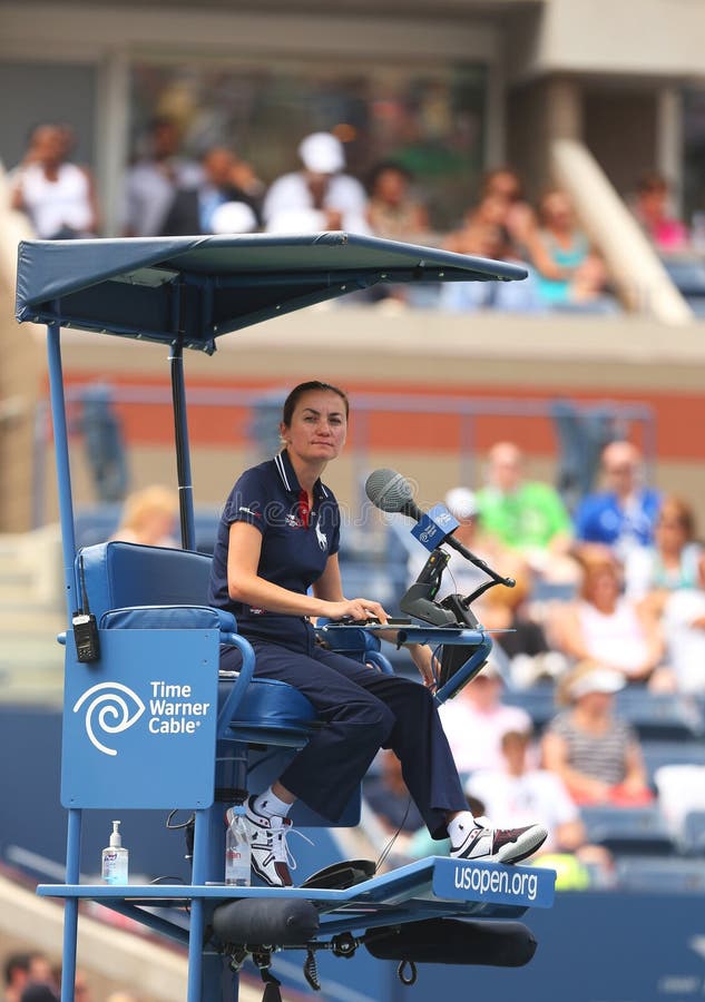 Sitzen Sie Schiedsrichter während des Erstrundematches zwischen Venus Williams und Kirsten Flipkens an US Open 2013 vor lizenzfreies stockfoto Sitzen Sie Schiedsrichter während des Erstrundematches zwischen Venus Williams und Kirsten Flipkens an US Open 2013 vor lizenzfreies stockfoto