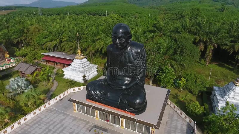 Sitzender meditierender Benediktinermönch Statue im buddhistischen Tempel Phangnga-Provinz, Thailand HD-Antenne stock video footage