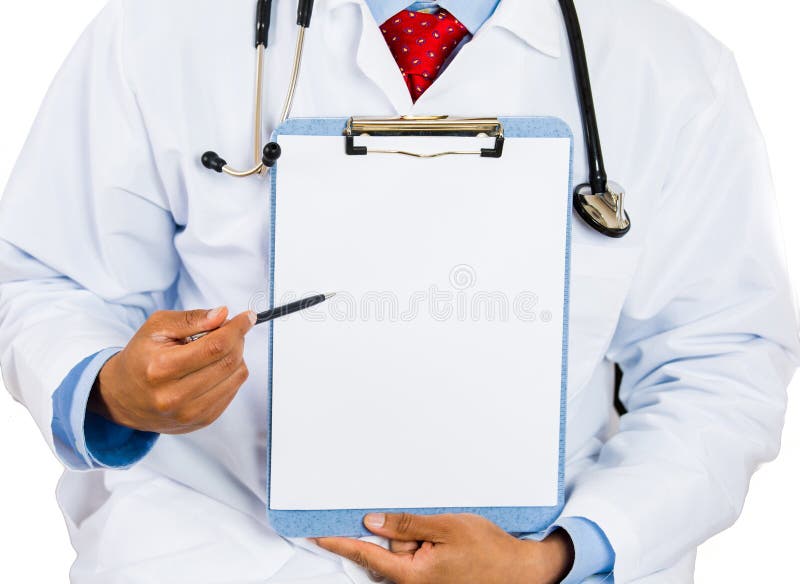 Sitzender männlicher Doktor, der ein leeres Klemmbrett hält lizenzfreies stockbild