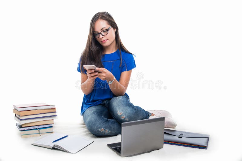 Sitzendes Simsen des Studentenmädchens auf Smartphone lizenzfreies stockbild Sitzendes Simsen des Studentenmädchens auf Smartphone lizenzfreies stockbild