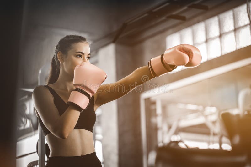 Sitzschönheitsboxer, der eine enorme Sandsackübungsklasse in einer Turnhalle schlägt Boxerfrau, die direkten Schlag dynamische Be stockfotos Sitzschönheitsboxer, der eine enorme Sandsackübungsklasse in einer Turnhalle schlägt Boxerfrau, die direkten Schlag dynamische Be stockfotos