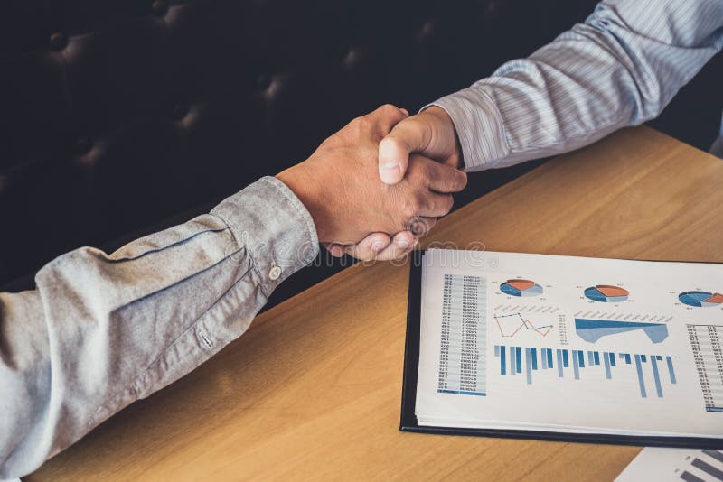 Sitzung und Gruß, Geschäftsmannhändedruck mit zwei Exekutiven nachher lizenzfreie stockbilder