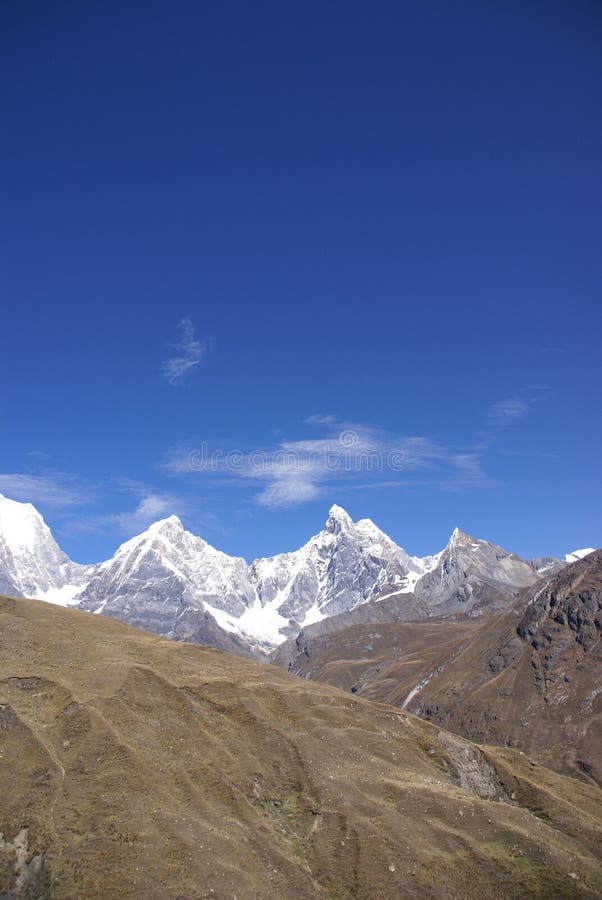 Siula, Yerupaja, Jirishanca Cordillera Huayhuash stock fotografie Siula, Yerupaja, Jirishanca Cordillera Huayhuash stock fotografie
