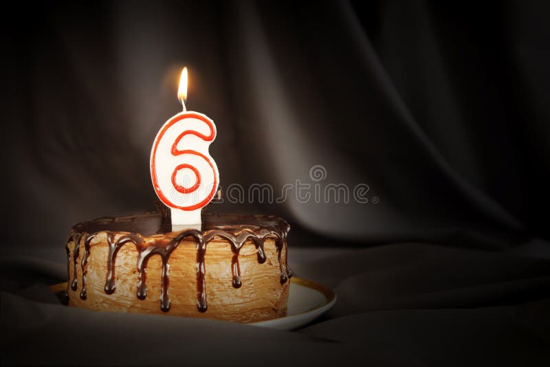 Vingt Ans D'anniversaire Gâteau De Chocolat D'anniversaire Avec Les Bougies  Brûlantes Blanches Sous Forme De Numéro Vingt Image stock - Image du  anniversaire, chocolat: 142577877