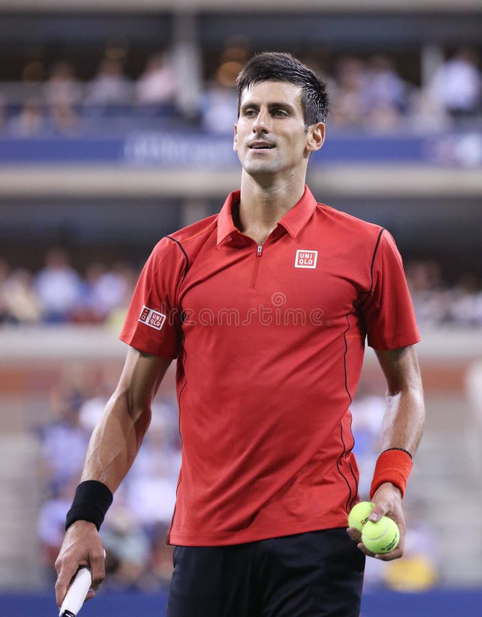 Six champions Novak Djokovic de Grand Chelem de périodes pendant le premier rond choisissent le match à l'US Open 2013 image stock Six champions Novak Djokovic de Grand Chelem de périodes pendant le premier rond choisissent le match à l'US Open 2013 image stock